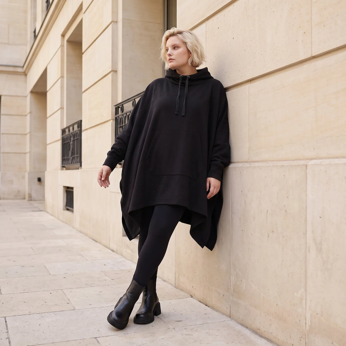 Schwarzer Kapuzenponcho aus French Terry Fleece mit Kängurutasche in kastiger Schnittform