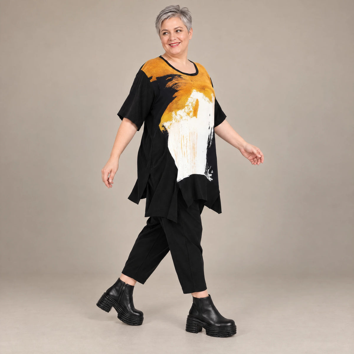 Schwarzes Jerseyshirt mit abstraktem Druck Rundhals Halbarm geradem Schnitt Taschen