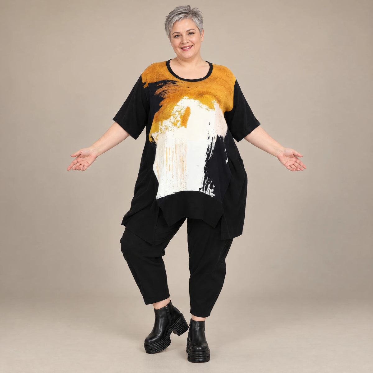 Schwarzes Jerseyshirt mit abstraktem Druck Rundhals Halbarm geradem Schnitt Taschen