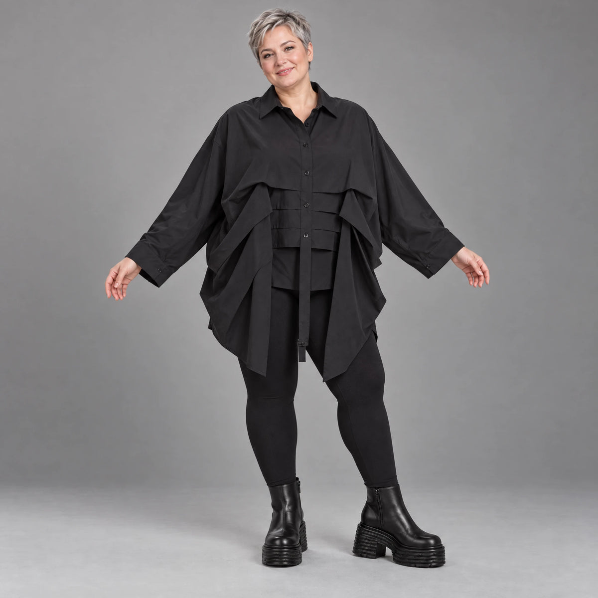 Schwarzes Popeline Zipfelshirt mit Kragen und 3/4-Arm vorne kurz hinten lang Plissee