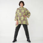 A-Form Shirt in Beigebraun mit neongruenem Leomuster Stehkragen French Terry Zipfelform