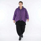 Violette Memorytaft Kurzjacke kastig mit Stehkragen langen Ärmeln und Nahttaschen
