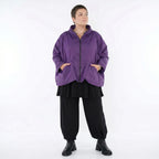 Violette Memorytaft Kurzjacke kastig mit Stehkragen langen Ärmeln und Nahttaschen
