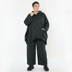 Weite Marlenehose aus Jacquard in schwarz petrol grün mit Kringelmuster und Flügeltaschen