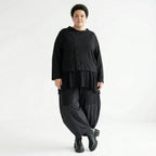 Schwarze Feinstrickjacke aus weichem Viskosemix mit Rundhals und Knopfleiste seitlich