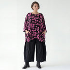 Jersey Bigshirt in fuchsiaschwarz mit Pinselstrichmuster A-Form Langarm Rundhals Taschen