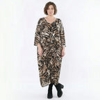 Kleid im schwarz cognac weissen Leopardenmuster mit V-Ausschnitt Drapierung und Taschen