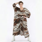 Slinkykleid mit schwarzbraunweißem Reptilprint V-Ausschnitt Drapierung und Seitentaschen