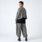 Ballonhose aus grau schwarz weißem Feinstrick mit Vichystreifen und weitem Hosenbein