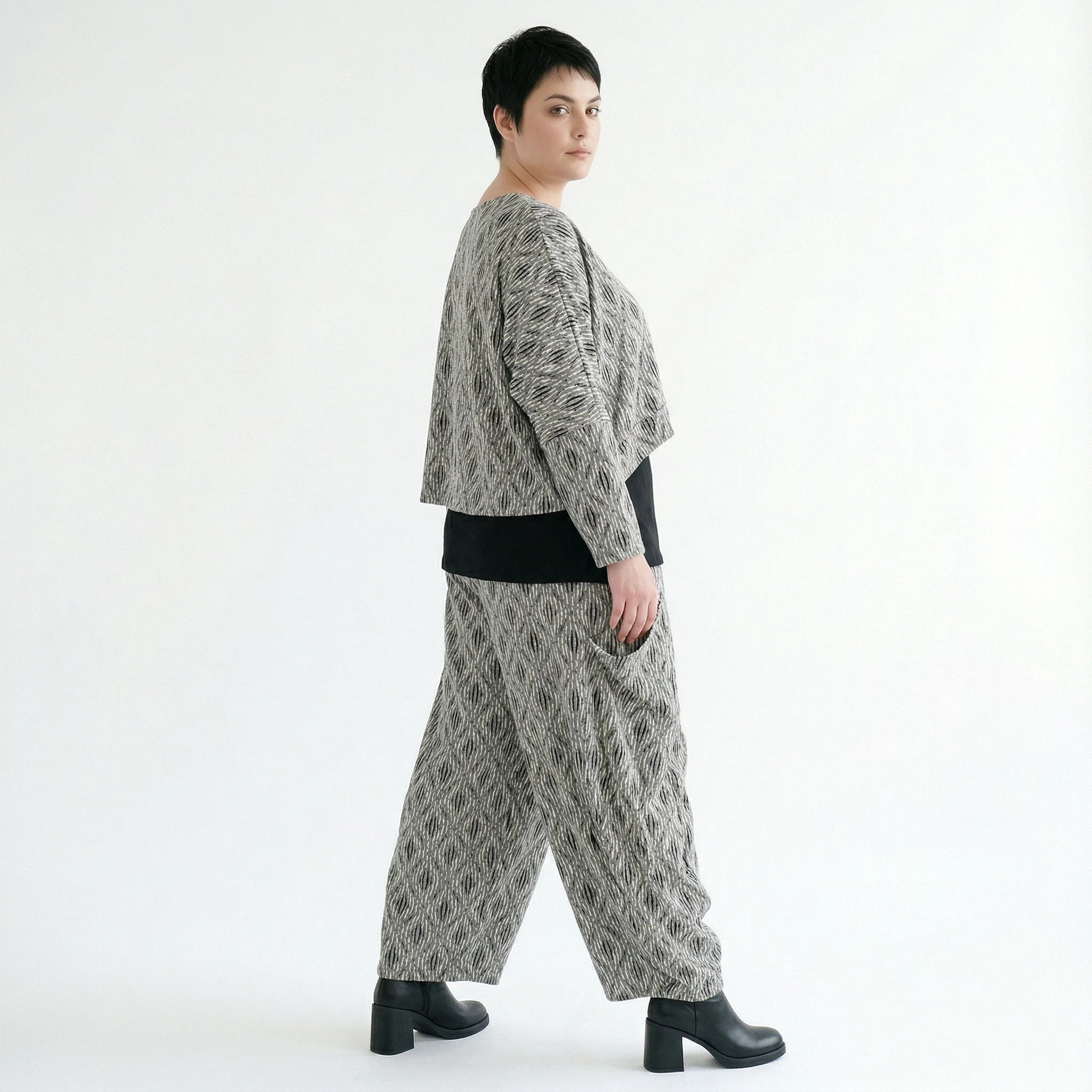 AKH Fashion Überwurf in kastiger Form, aus Materialmix, 1507011, Hellgrau/Schwarz/Weiß