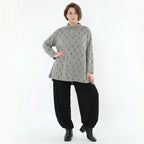 Feinstrickshirt in hellgrau schwarzweiß mit Rollkragen Vichystreifen und Glockenform