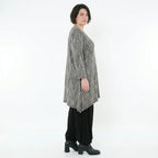 Grauweißschwarzes A-Form Bigshirt aus Feinstrick mit Vichystruktur Rundhals und Taschen