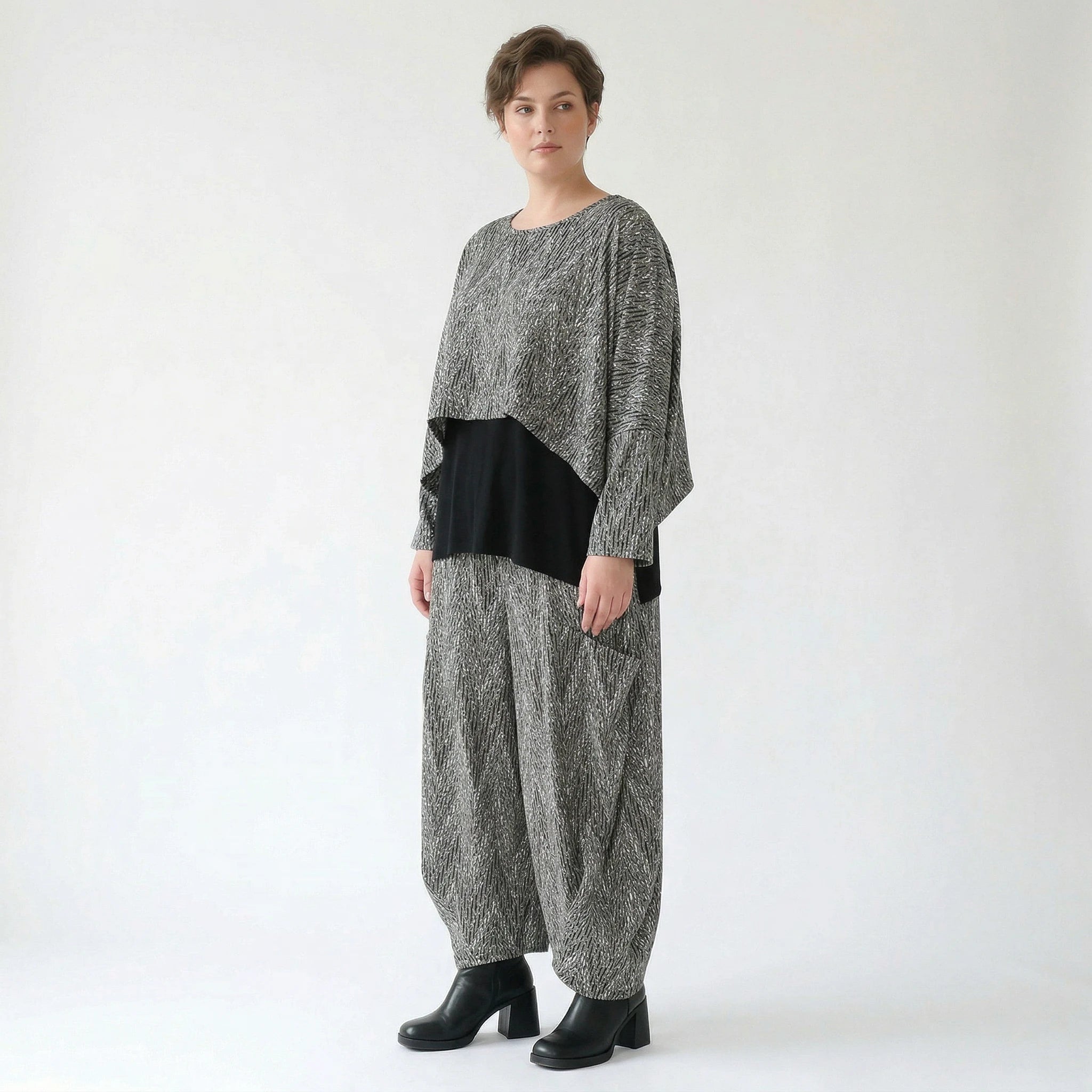 AKH Fashion Überwurf in kastiger Form, aus Materialmix, 1526.07011, Grau/Schwarz/Weiß