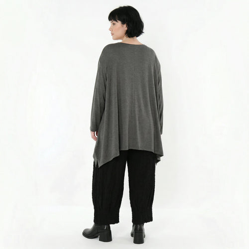 Anthrazitfarbenes Langarmshirt in A-Form aus Viskosejersey mit Rundhals und Seitenschlitzen