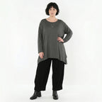 Anthrazitfarbenes Langarmshirt in A-Form aus Viskosejersey mit Rundhals und Seitenschlitzen