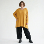 Senffarbenes Langarmshirt aus Jersey mit tiefem Rundhalsausschnitt und Schlitzen am Saum
