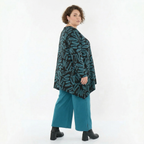 Langarmshirt in schwarz petrol mit Kringelmuster V-Ausschnitt und A-Form aus French Terry