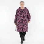A-Form Kleid aus French Terry mit Strick Kapuze und Reißverschlusstasche in Schwarzfuchsia
