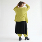Kurze limegrüne Feinstrickjacke in A-Linie mit Streifenwellenmuster Rundhals Taschen