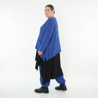 Royalblaue Feinstrickjacke in A-Form mit Wellenmuster Ajourdetails und Taschen Rundhals