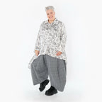  AKH Premium Bluse in Vokuhila-Form, aus Viskose, P1011.7149, Weiß/Grau, Kringel, Schick