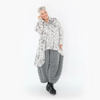  AKH Premium Bluse in Vokuhila-Form, aus Viskose, P1011.7149, Weiß/Grau, Kringel, Schick