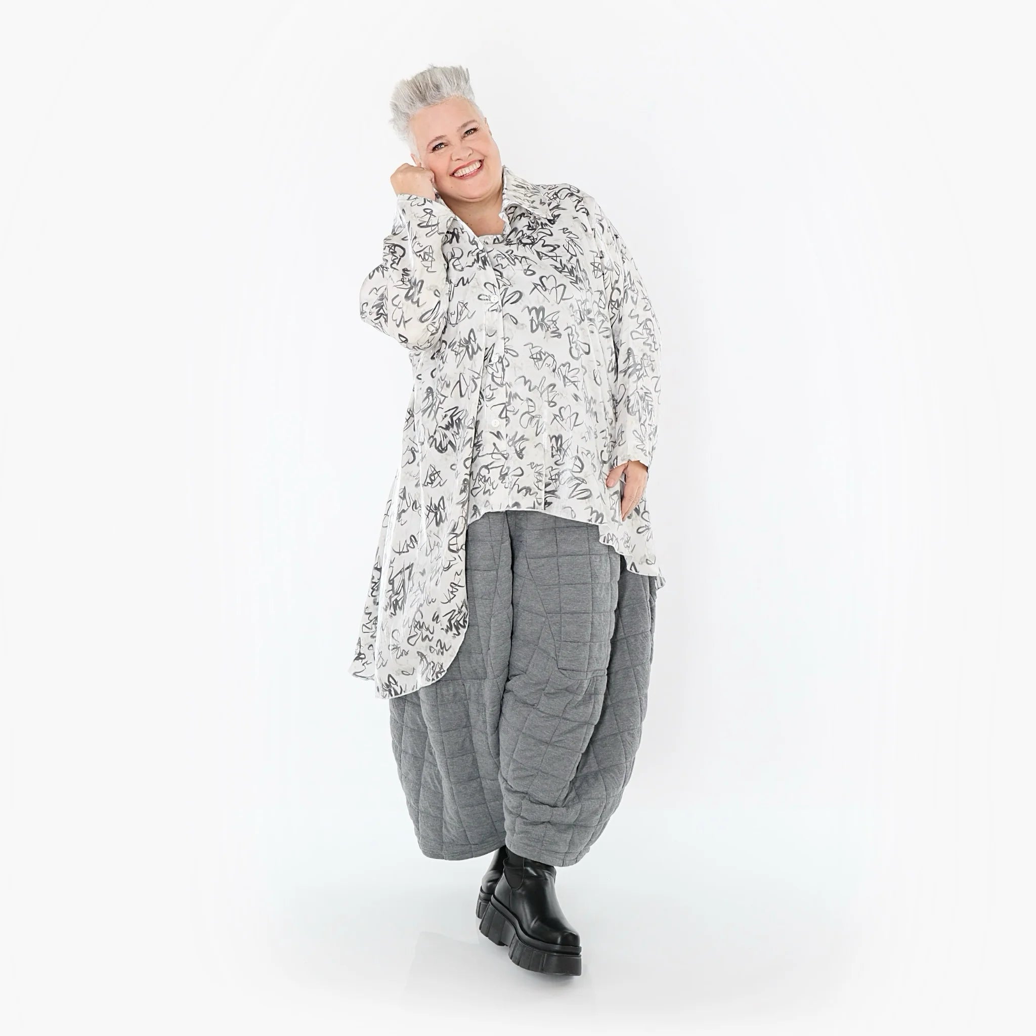  AKH Premium Bluse in Vokuhila-Form, aus Viskose, P1011.7149, Weiß/Grau, Kringel, Schick