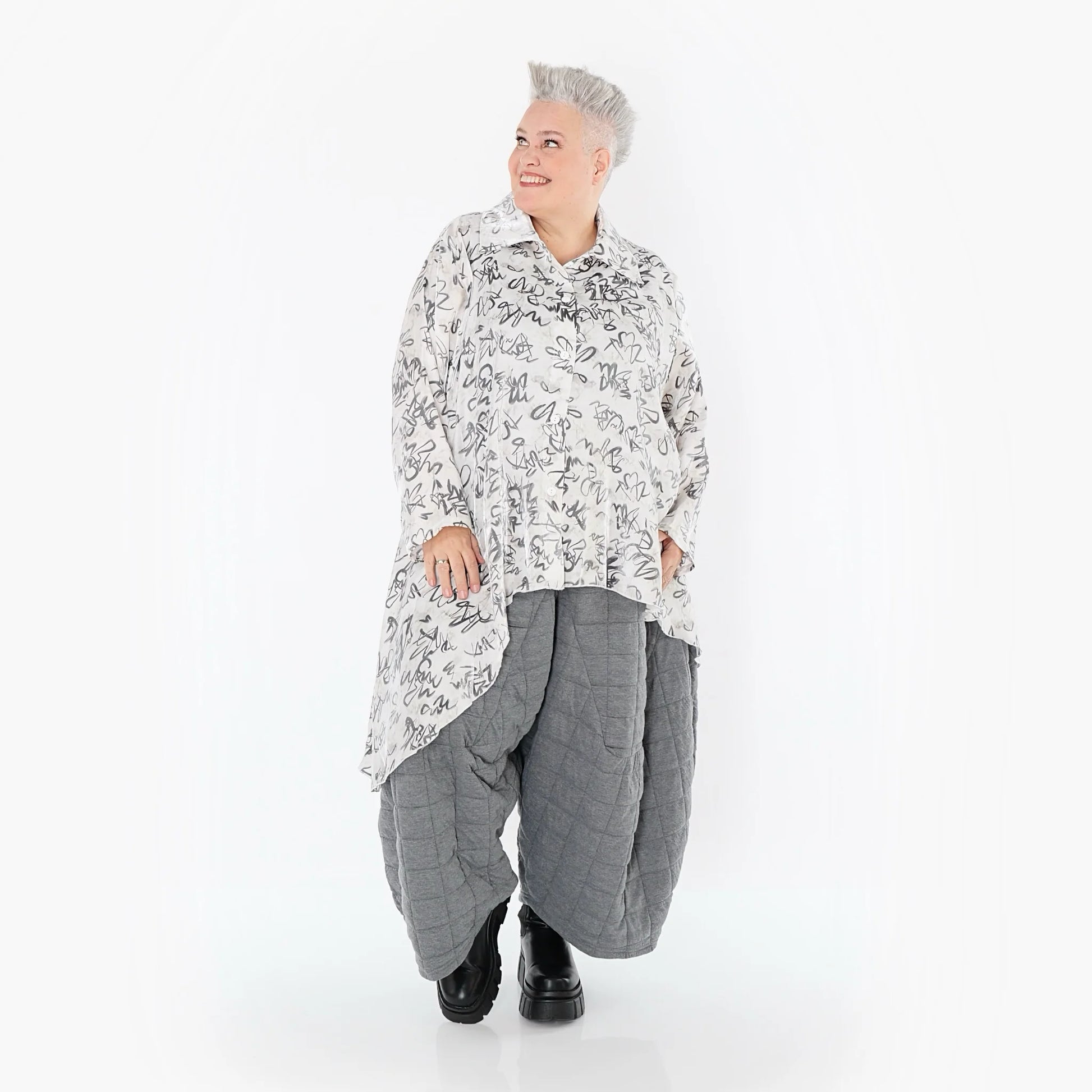  AKH Premium Bluse in Vokuhila-Form, aus Viskose, P1011.7149, Weiß/Grau, Kringel, Schick