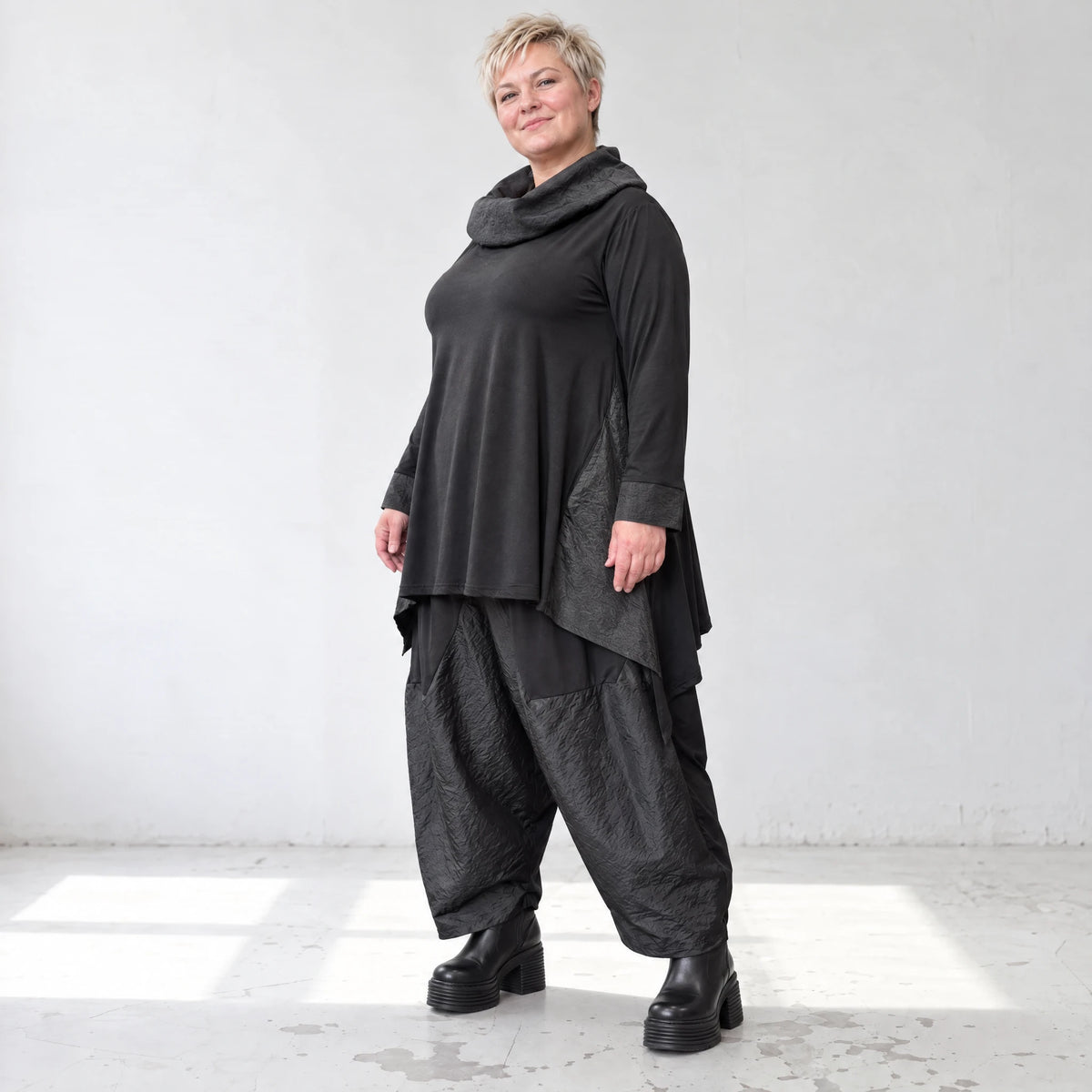 Langarmshirt in A-Form aus Jersey mit Taftdetails Zipfelsaum und seitlichen Schlitzen