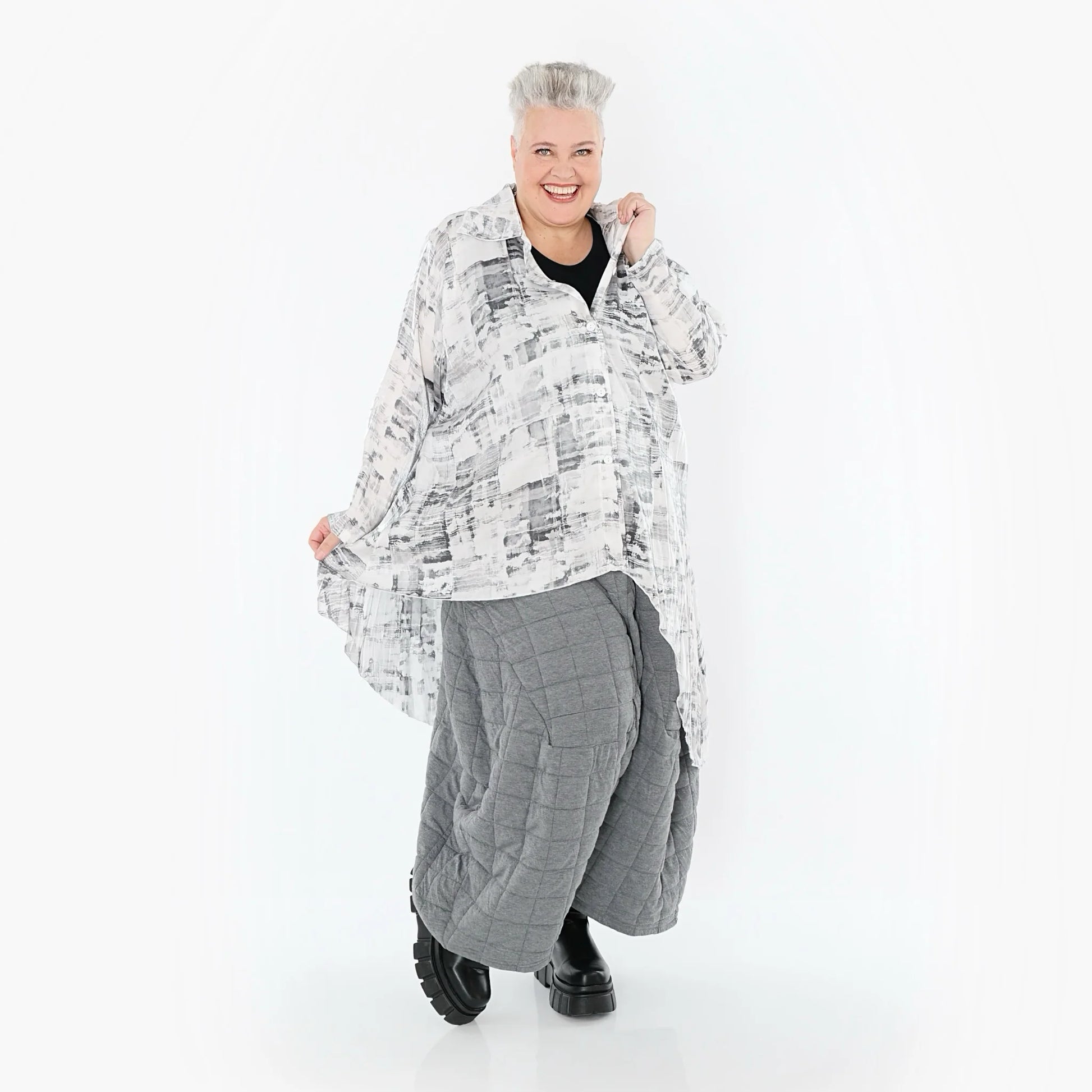  AKH Premium Bluse in Vokuhila-Form, aus Viskose, P107149, Weiß/Grau, Grafik, Ausgefallen