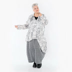  AKH Premium Bluse in Vokuhila-Form, aus Viskose, P107149, Weiß/Grau, Grafik, Ausgefallen