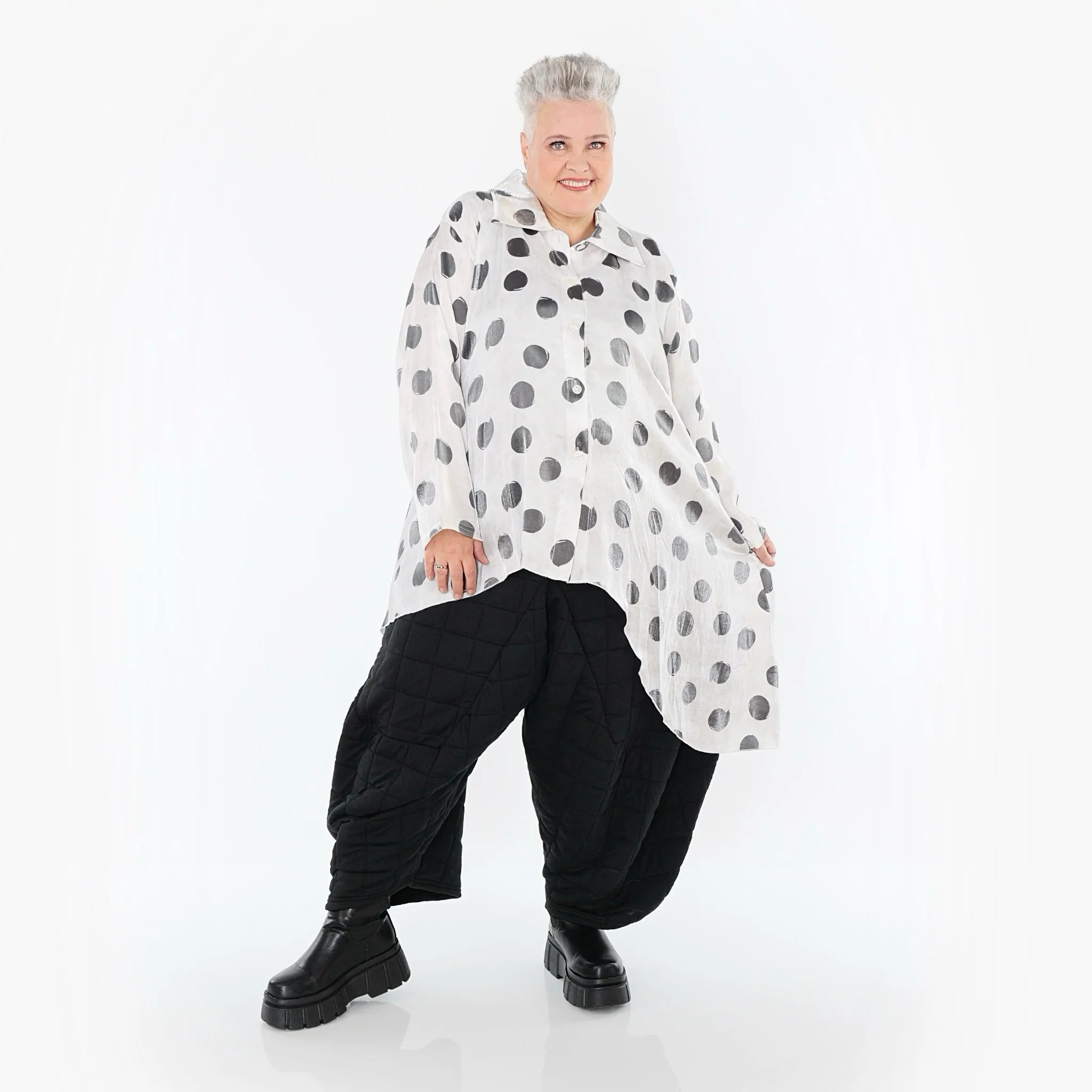  AKH Premium Bluse in Vokuhila-Form, aus Viskose, P1026.7149, Weiß/Grau, Punkte, Schick