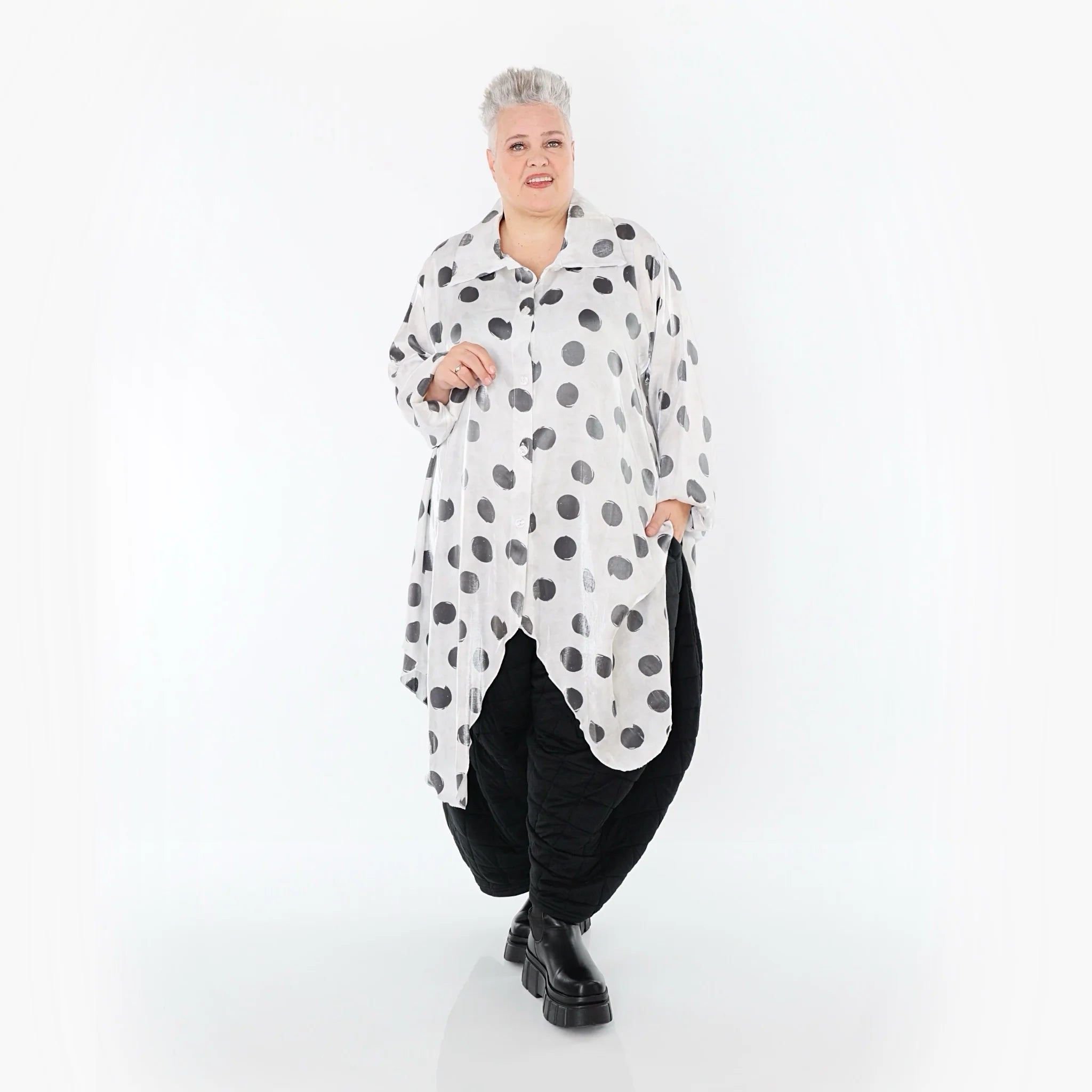  Zipfel Bluse von AKH Premium aus Viskose, P1026.7150, Weiß/Grau, Punkte, Ausgefallen