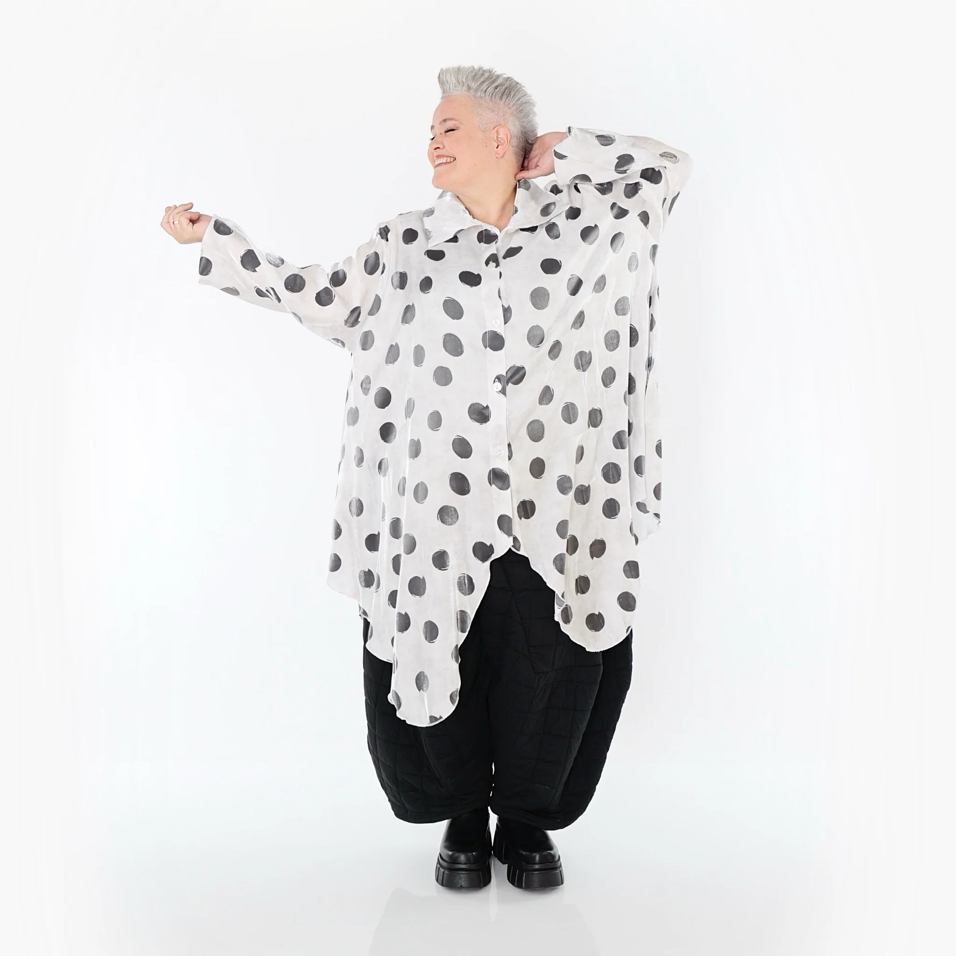  Zipfel Bluse von AKH Premium aus Viskose, P1026.7150, Weiß/Grau, Punkte, Ausgefallen