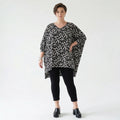 Ausgefallenes Oversize Lagenlook Shirt mit Faltennaht aus stretchigem Material, Schwarz/Weiß