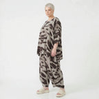 Ausgefallenes Oversize Shirt in A-Form mit fließend glatter Leichtigkeit und Kamuflage Muster, Grau/Braun