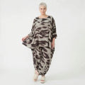 Ausgefallenes Oversize Shirt in A-Form mit fließend glatter Leichtigkeit und Kamuflage Muster, Grau/Braun