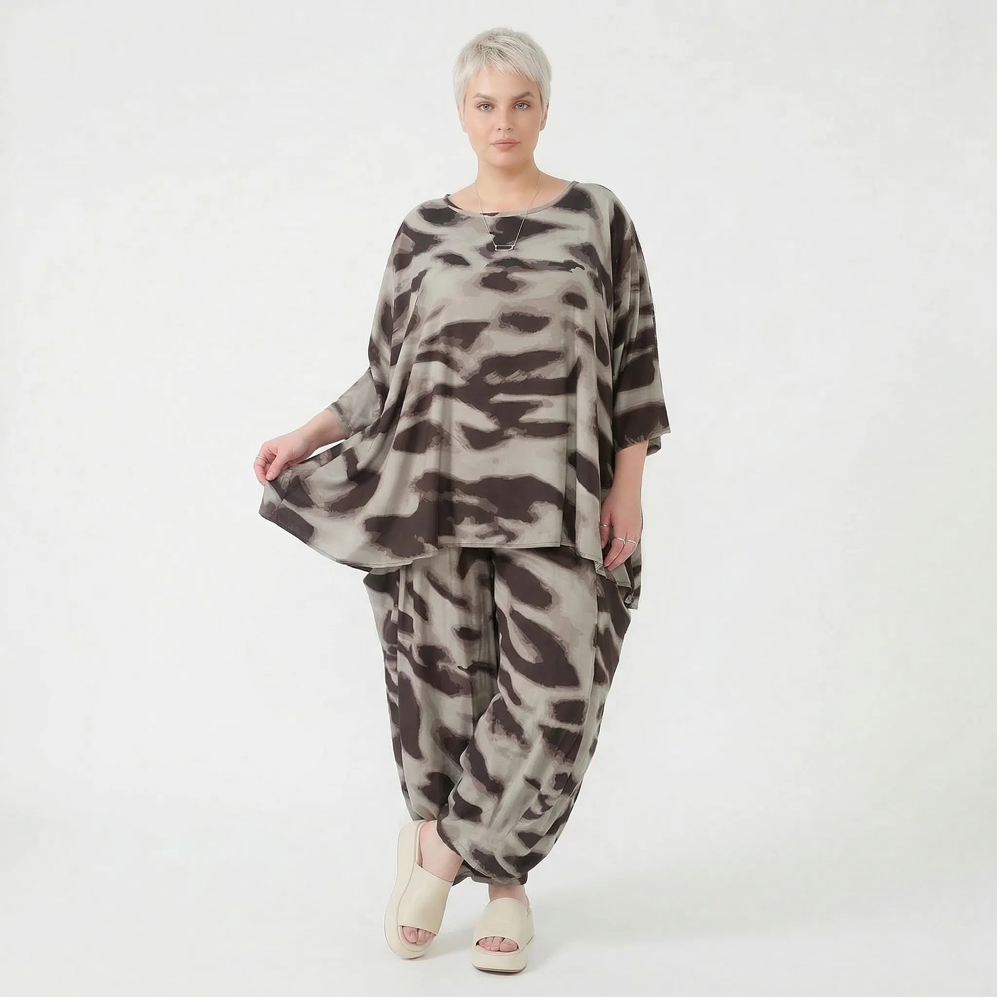 Ausgefallenes Oversize Shirt in A-Form mit fließend glatter Leichtigkeit und Kamuflage Muster, Grau/Braun