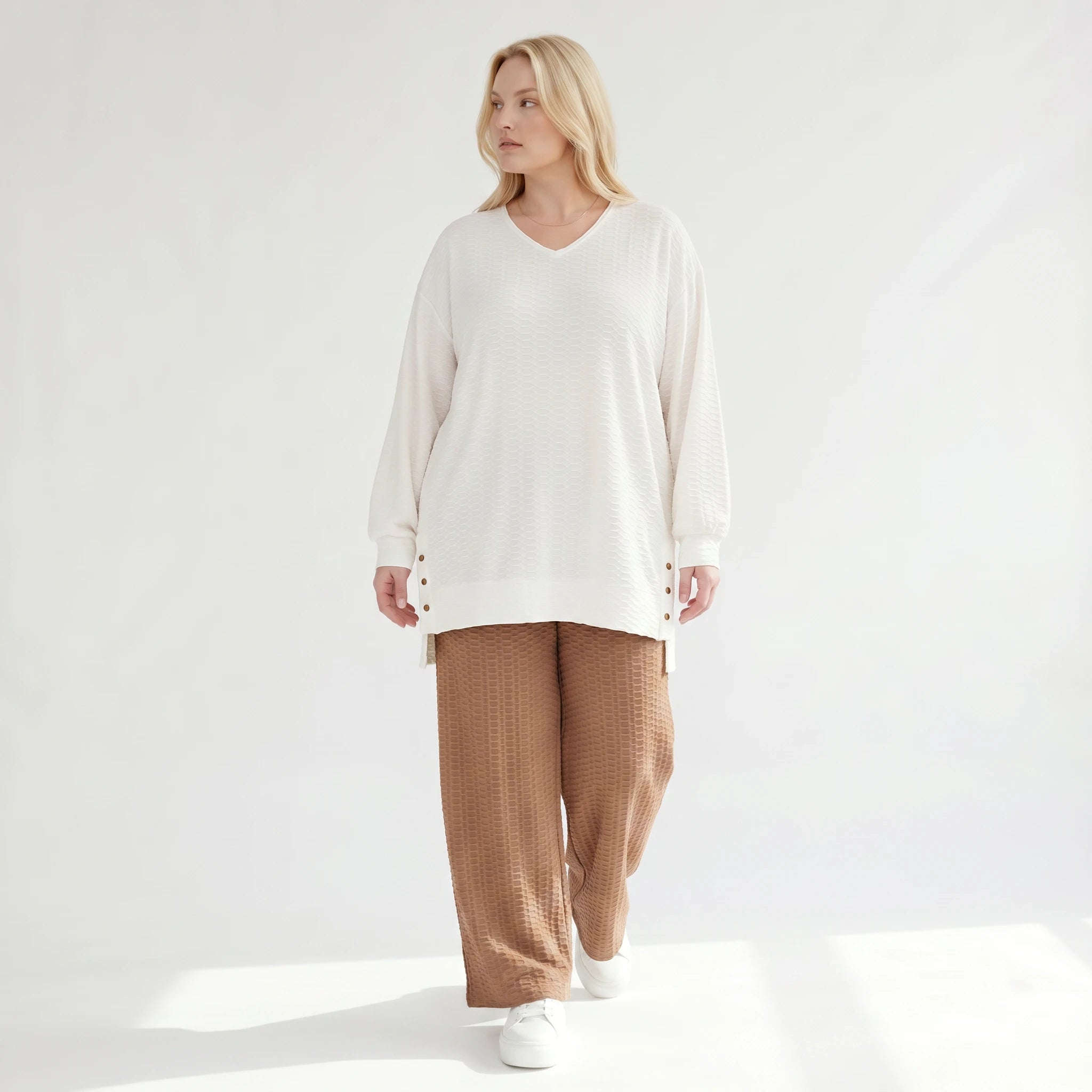 Ausgefallenes Oversize Shirt aus weich fließendem Jacquard mit Zierknöpfen und Strukturmuster, Weiß