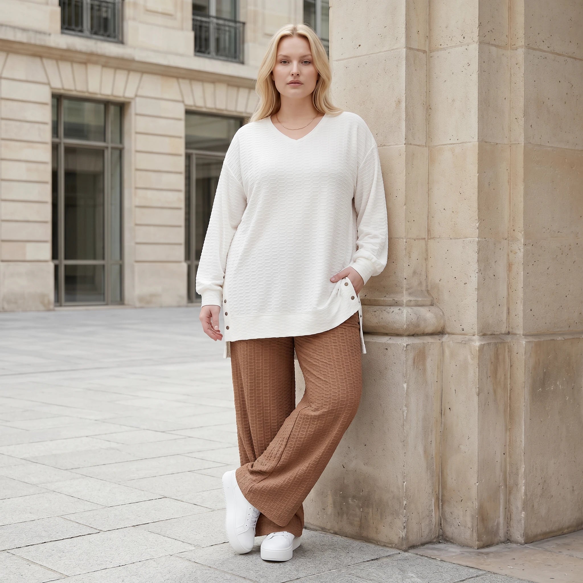 Ausgefallenes Oversize Shirt aus weich fließendem Jacquard mit Zierknöpfen und Strukturmuster, Weiß