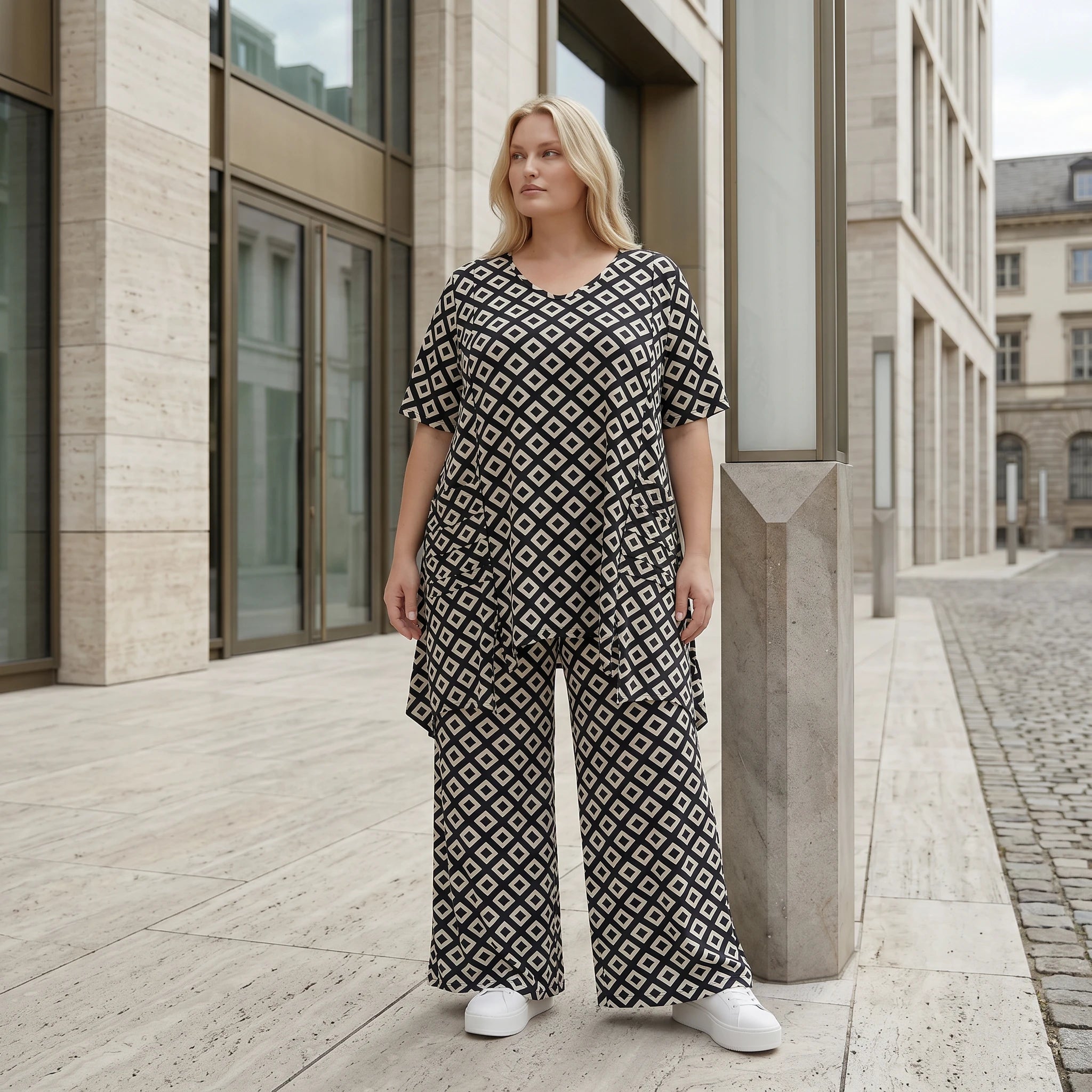 Zeitlos ausgefallenes Oversize Lagenlook Shirt mit stretchig fließendem Slinky, Raute, Schwarz/Weiß