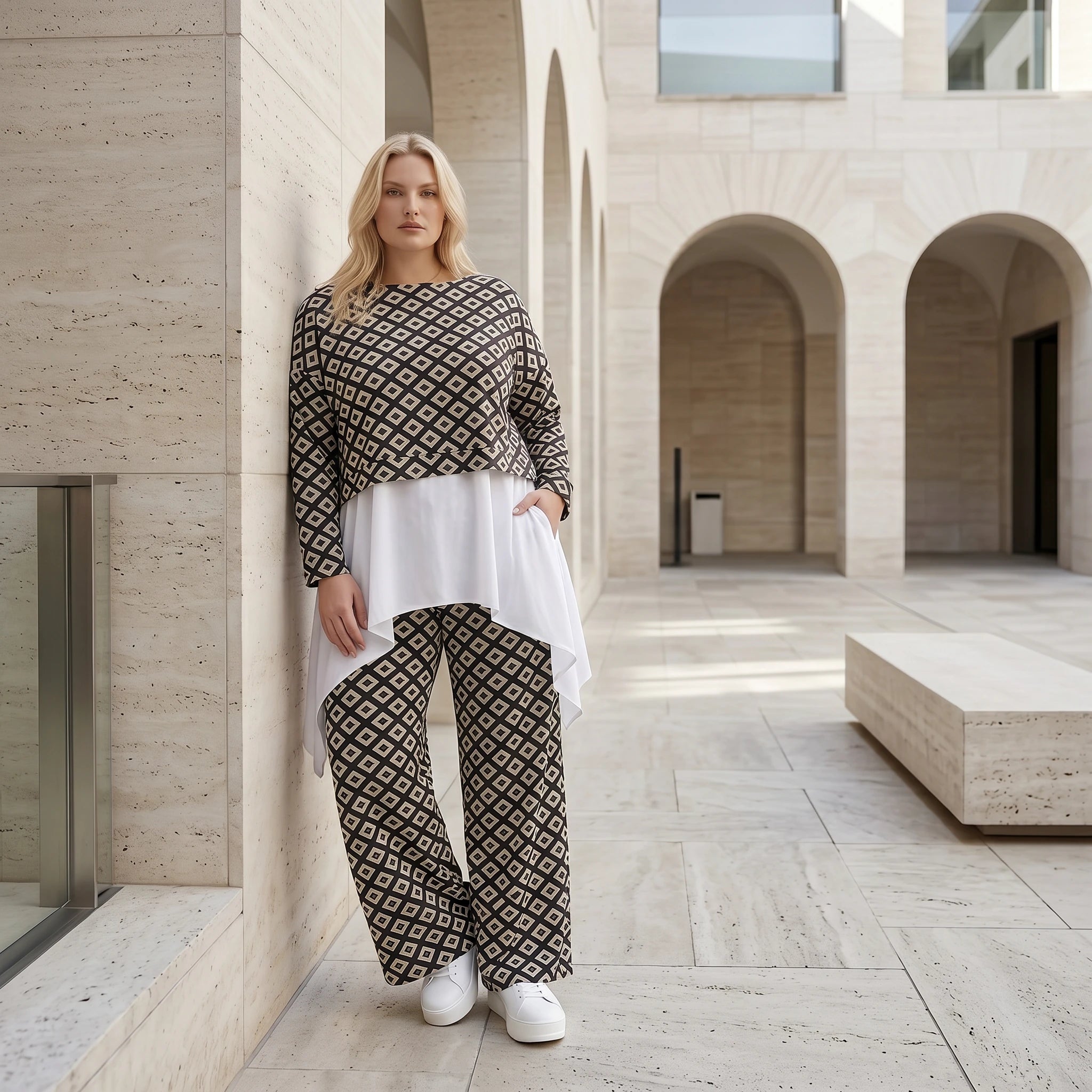Modernes Lagenlook Highlight aus stretchigem, fließendem Material mit Rautenprint, Schwarz/Weiß