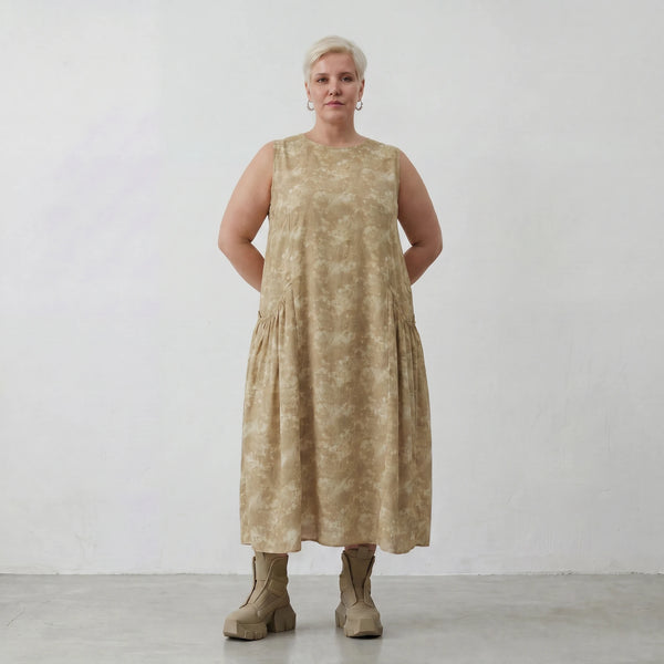 Stilvolles Ballonkleid aus feiner Baumwollpopeline im ausgefallenen Lagenlook mit Taschen, Camel