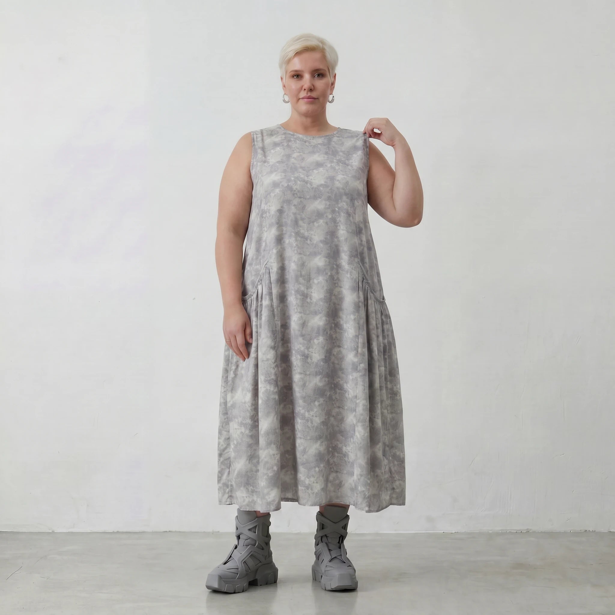 Luftiges Ballon Kleid aus feiner Baumwollpopeline mit zeitlosem Lagenlook und aufgesetzten Taschen, Grau