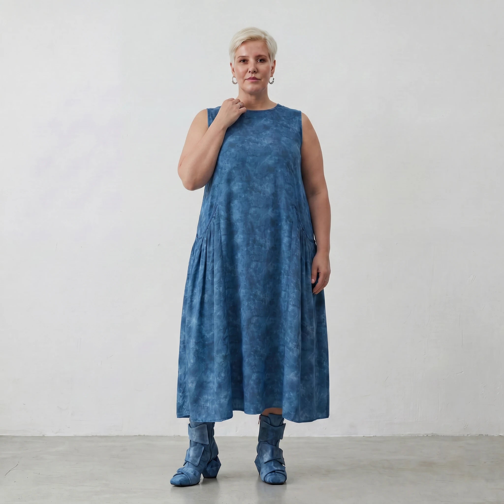 Zeitloses Ballonkleid aus luftiger Baumwollpopeline im ausgefallenen Lagenlook mit Batikprint, Petrol