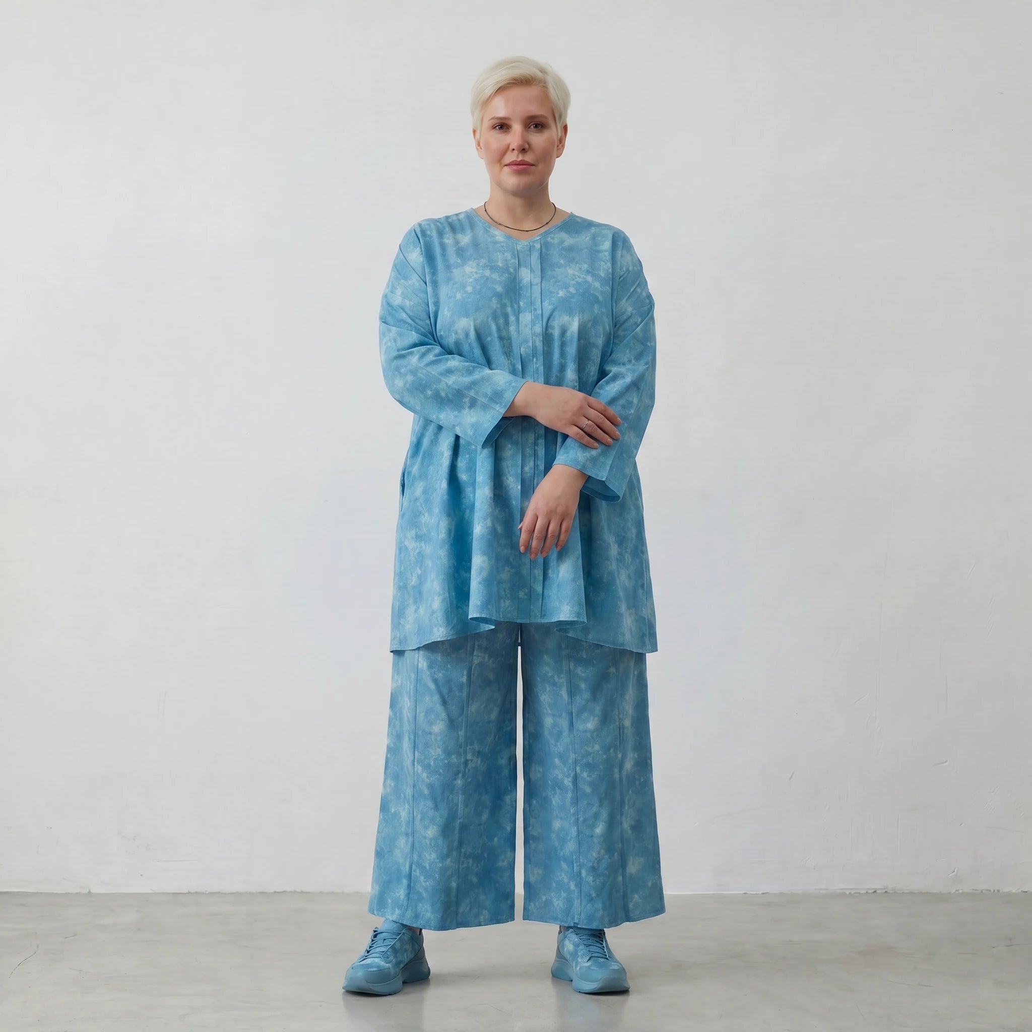 Luftiges Oversize Shirt aus leichter Baumwoll Popeline im ausgefallenen Lagenlook mit Batikmuster, Aquablau