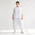 Legere Oversize Harem Hose mit fließendem Slinky Material und ausgefallenen Flügeltaschen, Weiß