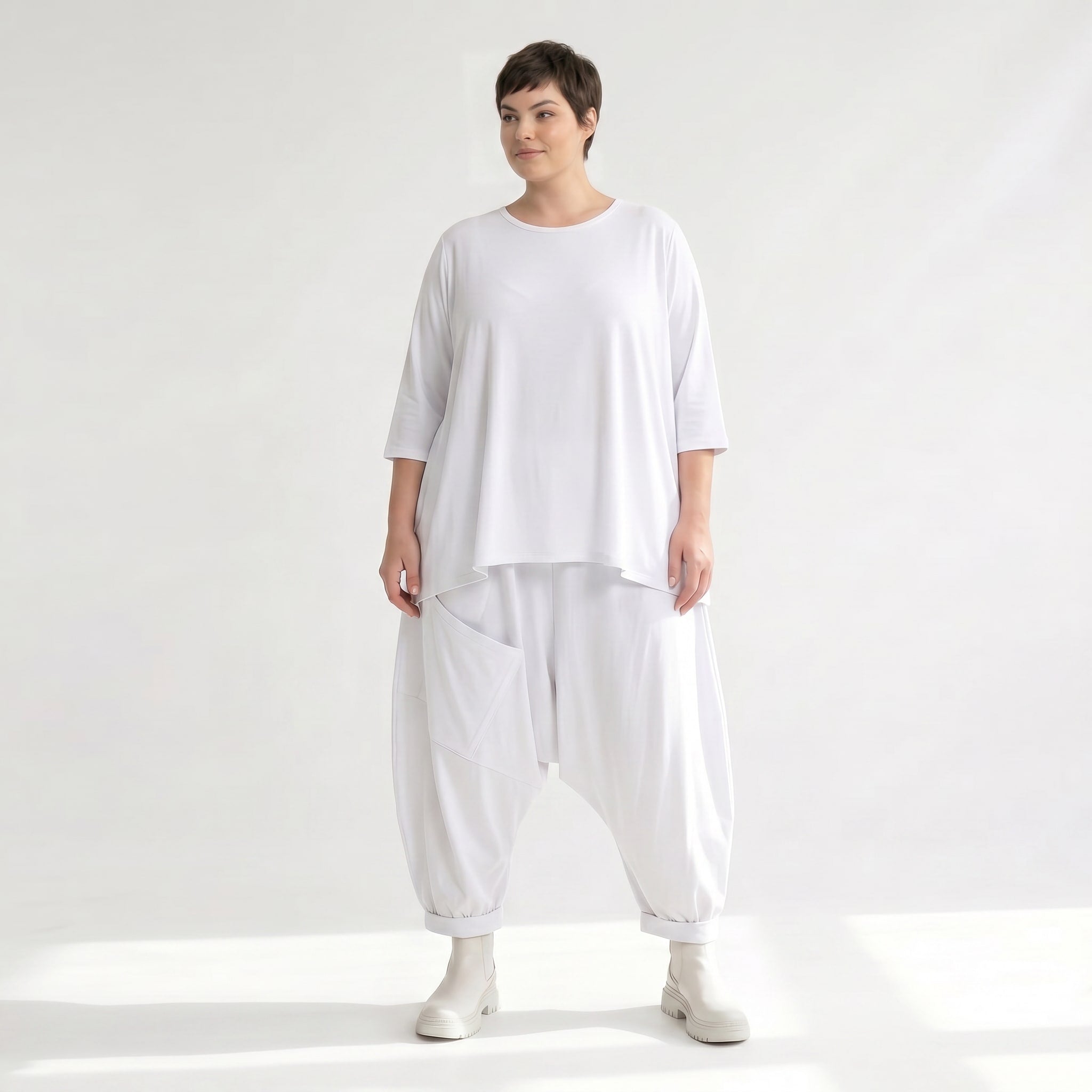 Legere Oversize Harem Hose mit fließendem Slinky Material und ausgefallenen Flügeltaschen, Weiß