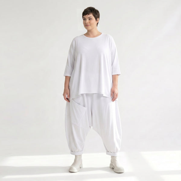 Legere Oversize Harem Hose mit fließendem Slinky Material und ausgefallenen Flügeltaschen, Weiß