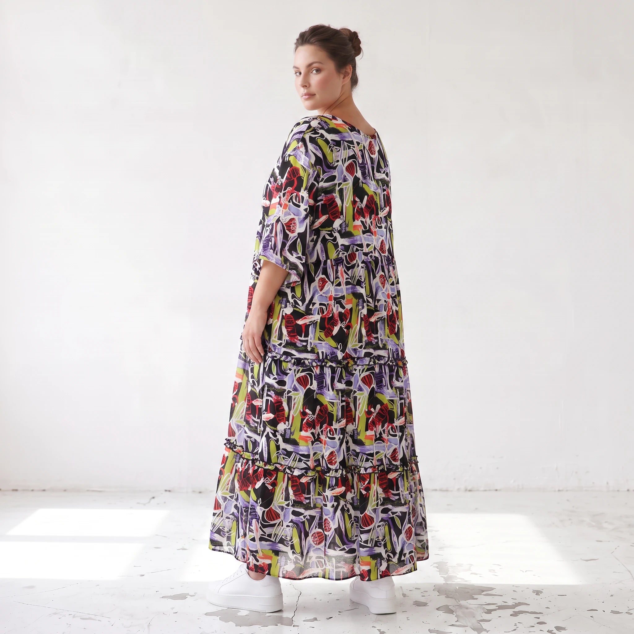 Fließendes Sommerkleid in Schwarz aus zartem Viskose Popeline mit gerüschtem Stufenvolant